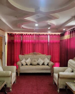 Lobby sitting area - Black Stone Suites Skardu (Skardu)