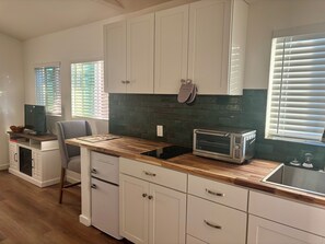 Een magnetron, een kookplaat