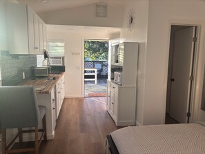 Een strijkplank/strijkijzer, wifi, beddengoed