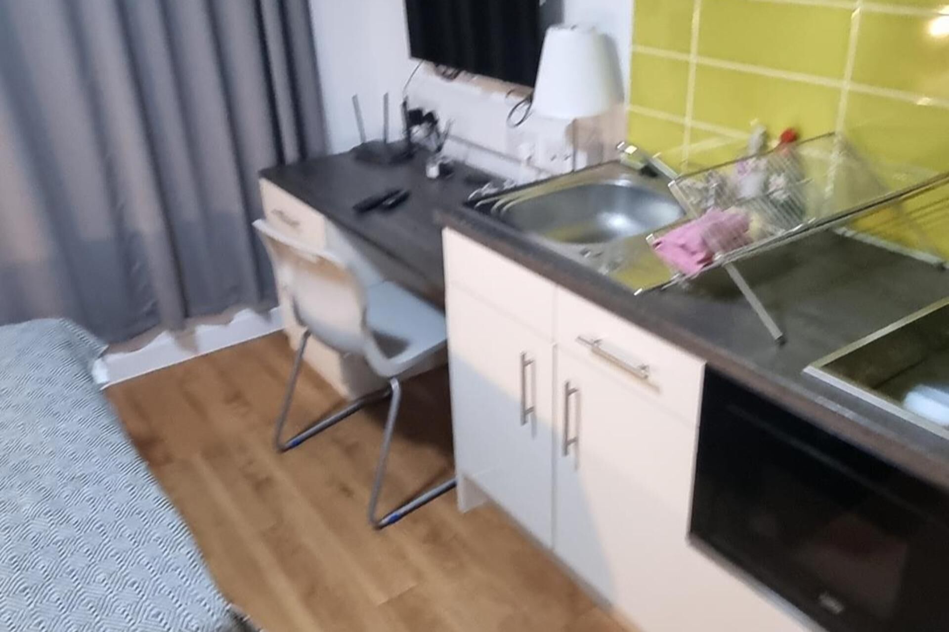 1 habitación, tabla de planchar con plancha, wifi gratis y ropa de cama 