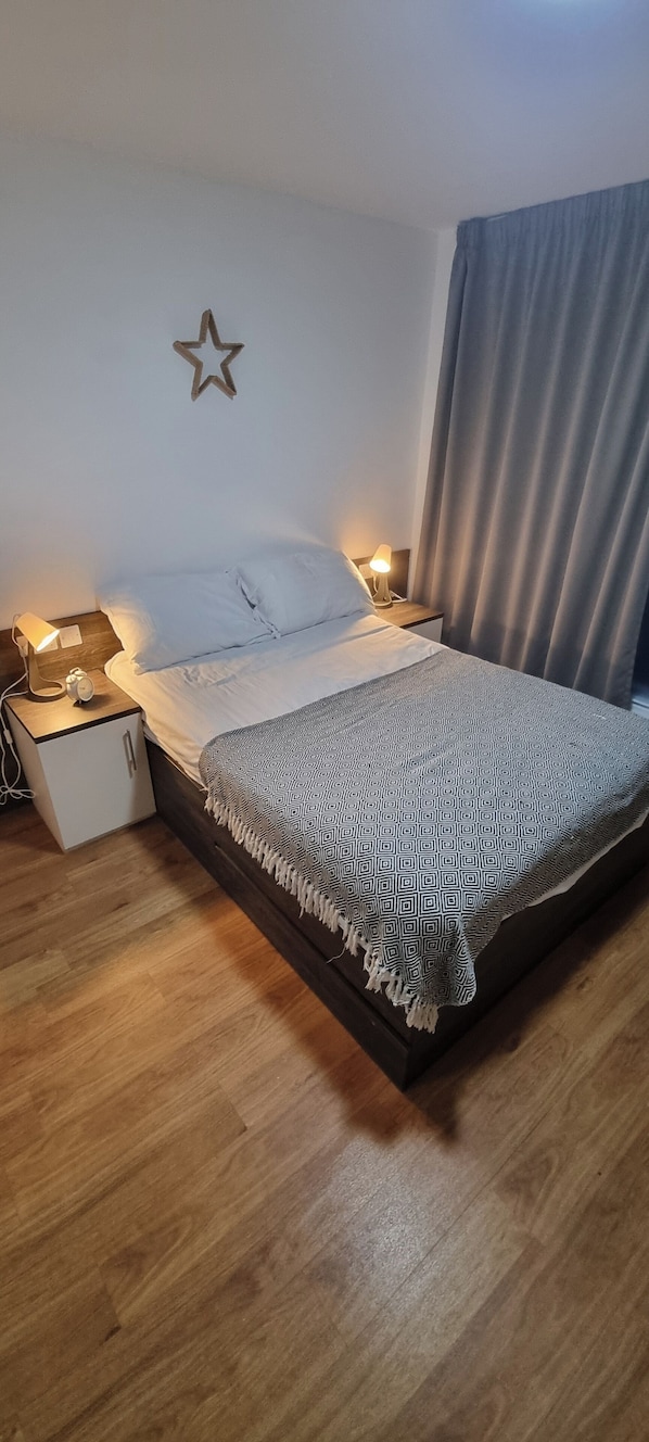 1 soverom, strykejern/-brett, wi-fi (inkludert) og sengetøy