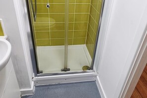 Shower, free toiletries, towels, toilet paper - Central Liverpool 1-bed Apartment City Centre (Liverpool)