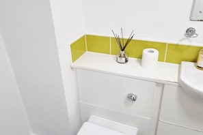 Dusche, kostenlose Toilettenartikel, Handtücher, Toilettenpapier