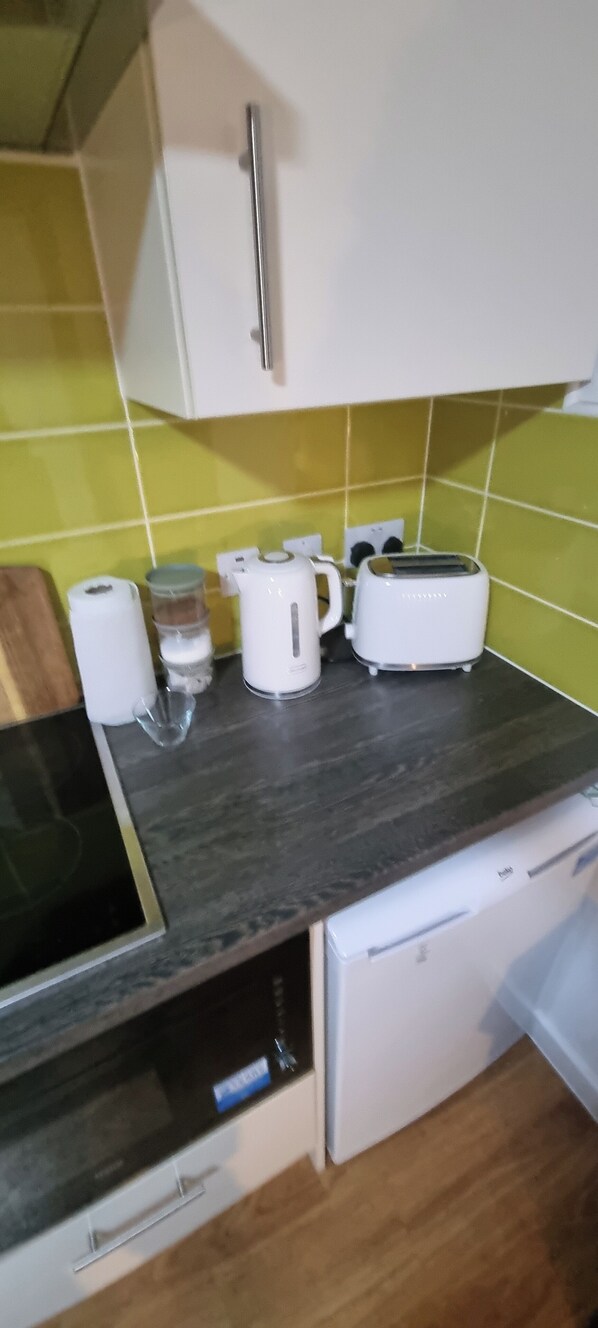 Fridge, microwave, oven, stovetop - Central Liverpool 1-bed Apartment (Liverpool)