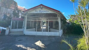 Un edificio con un cartello che riporta la scritta "Les Boucaniers Residence".