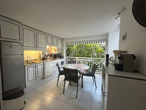 Fridge, microwave, oven, electric kettle - STUDIO LA MARINA VUE MER (Saint-François)