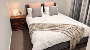Room, 1 Bedroom | 1 bedroom - Room-central City Cozy Queen Room (Christchurch)