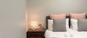 Room-central City Cozy Queen Room