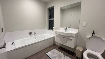 Room, 1 Bedroom | Bathroom