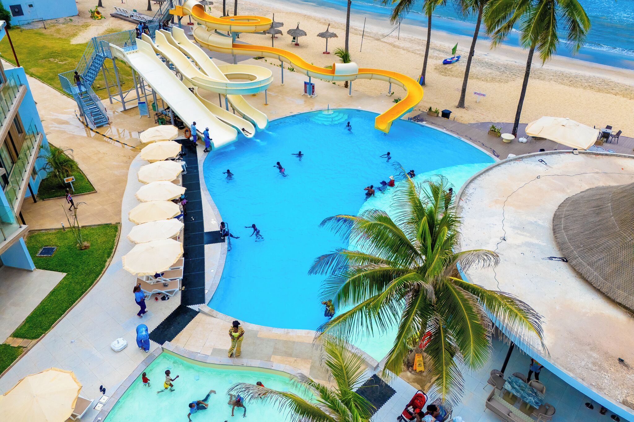 4 piscines extérieures