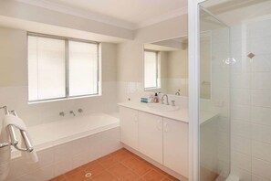 Hair dryer, soap, toilet paper - Duchess Beach Retreat- Town Central (West Busselton)
