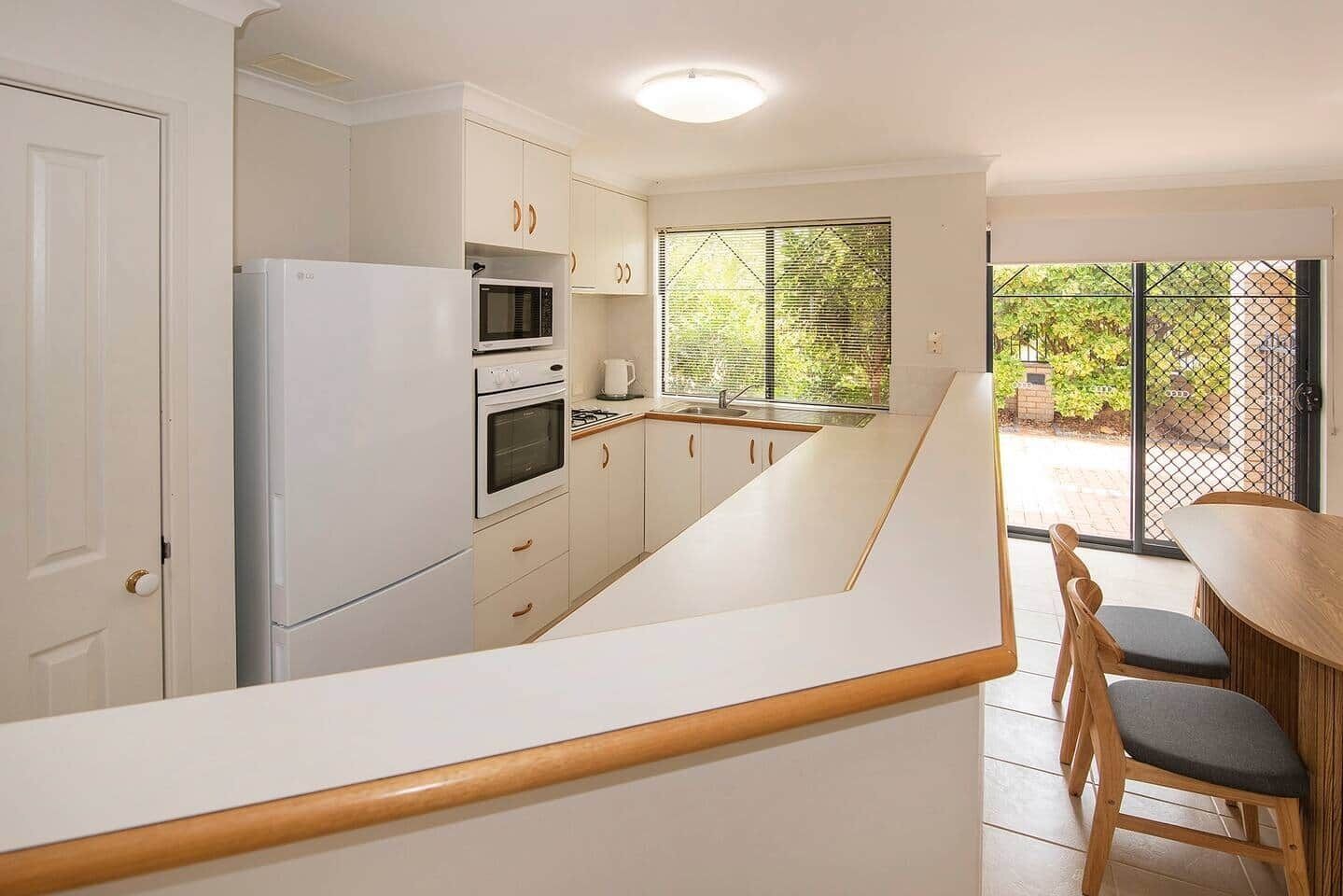 冷蔵庫、電子レンジ、オーブン、コンロ