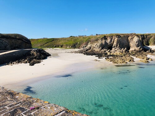 Le Vent Salé just a 5-minute walk from the white sandy beach of Tréompan