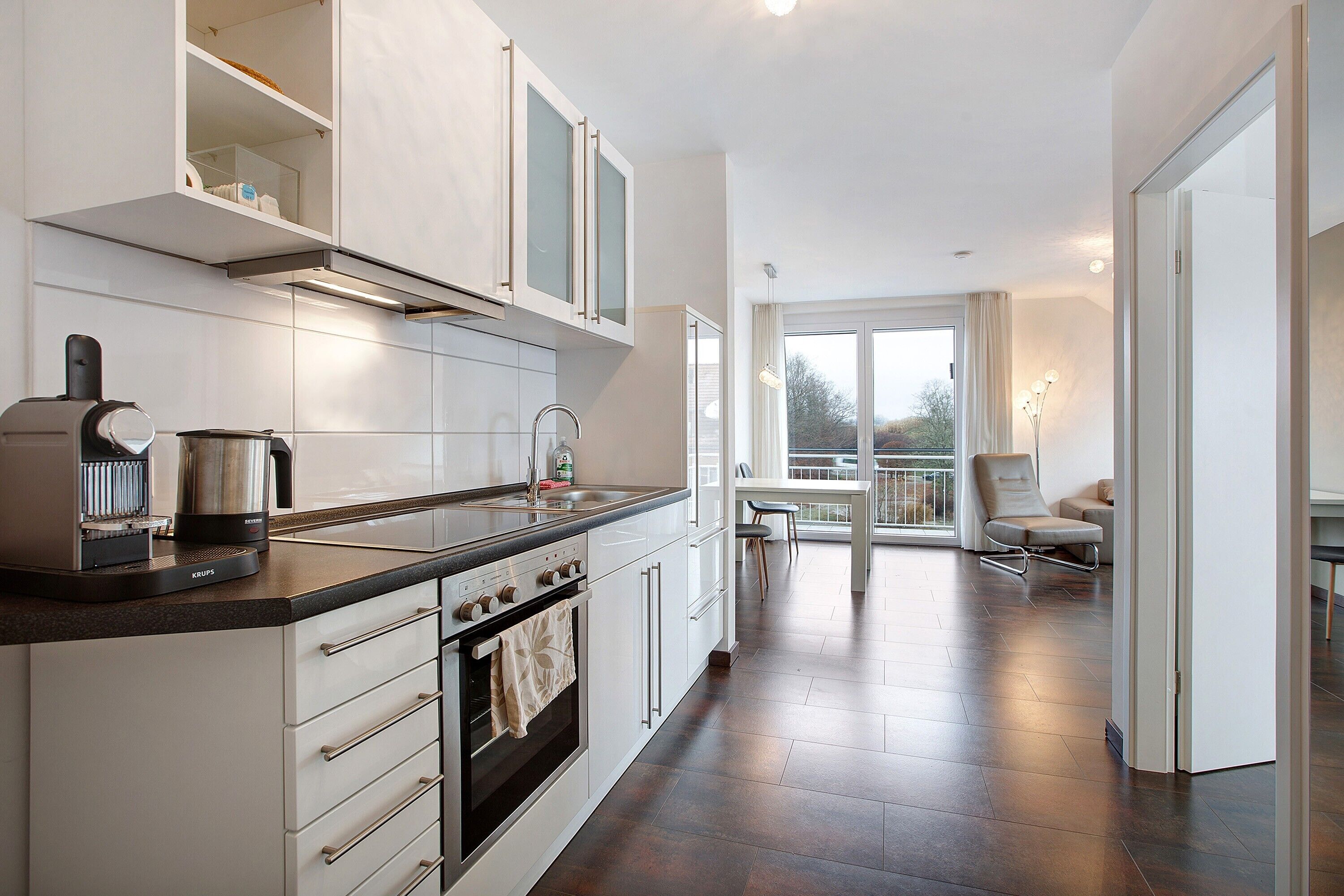 Fridge, oven, stovetop, coffee/tea maker