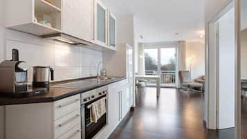 Frigorífico, horno, placa de cocina y cafetera o tetera