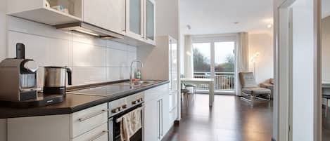 Kühlschrank, Ofen, Herdplatte, Wasserkocher mit Kaffee-/Teezubehör