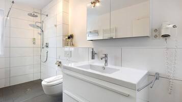 Dusche, Haartrockner, Handtücher