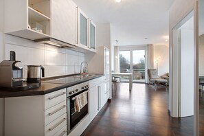 Kühlschrank, Ofen, Herdplatte, Wasserkocher mit Kaffee-/Teezubehör