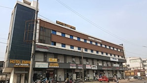 A hotel named "Hotel Empire" with multiple floors and various businesses on the ground floor. - Hotel Empire (Vapi)