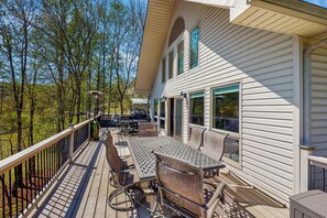 Outdoor dining - Outdoor Spa + Dock! Scenic Norris Lake Retreat (Caryville)