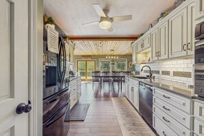 Fridge, microwave, stovetop, dishwasher - Outdoor Spa + Dock! Scenic Norris Lake Retreat (Caryville)