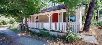 Walk to Town! Dog-Friendly Quincy Getaway w/ Deck