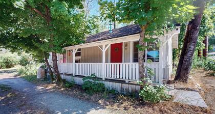 1BR Vintage Cottage, Dog-Friendly, Walk to Town