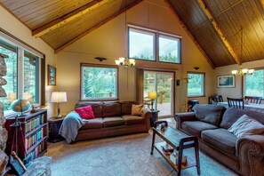 TV, fireplace, DVD player, books - Deck & Mtn Views! Family A-Frame Cabin in Bailey (Bailey)