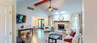 Dog-Friendly Yard! Family Retreat in Fort Wayne