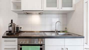 Fridge, oven, stovetop, coffee/tea maker