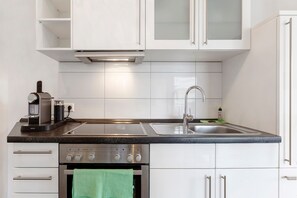 Réfrigérateur, four, plaque de cuisson, cafetière/bouilloire