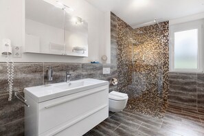 Dusch, hårtork och handdukar