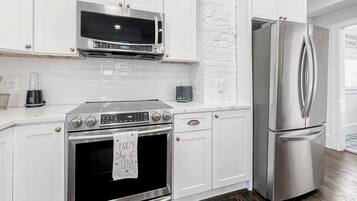 Réfrigérateur, micro-ondes, plaque de cuisson, lave-vaisselle
