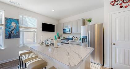 3BR Dog-Friendly Townouse w/ Grill, Fireplace, AC