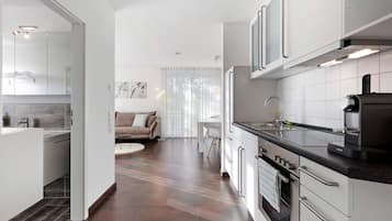 Fridge, oven, stovetop, coffee/tea maker