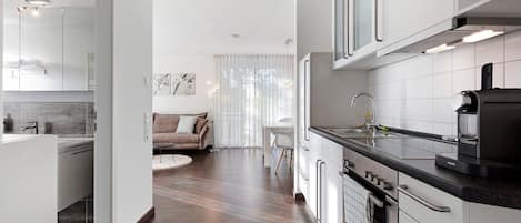 Kühlschrank, Ofen, Herdplatte, Wasserkocher mit Kaffee-/Teezubehör