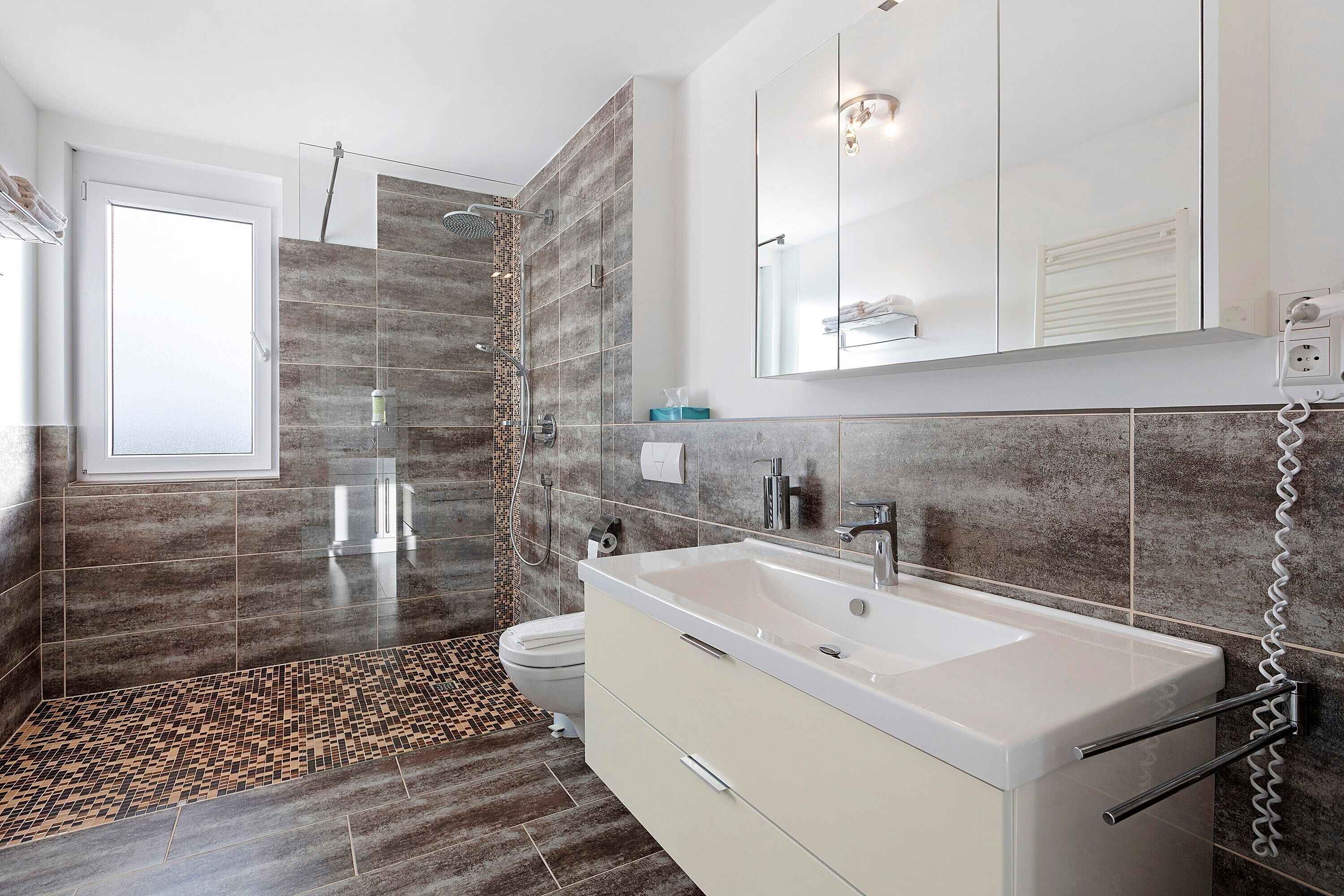 Shower, free toiletries, hair dryer, towels