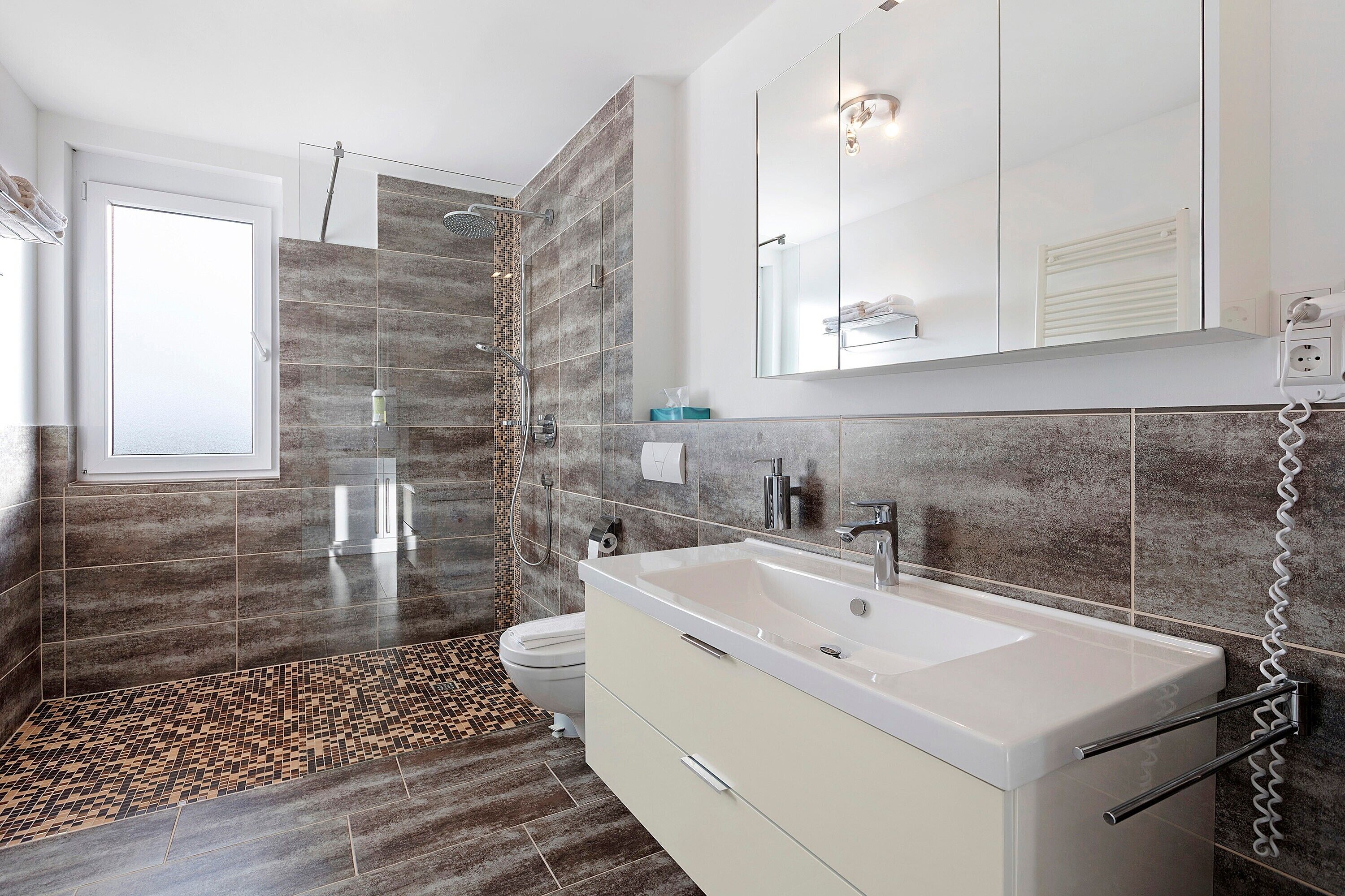 シャワー、バスアメニティ (無料)、ヘアドライヤー、タオル