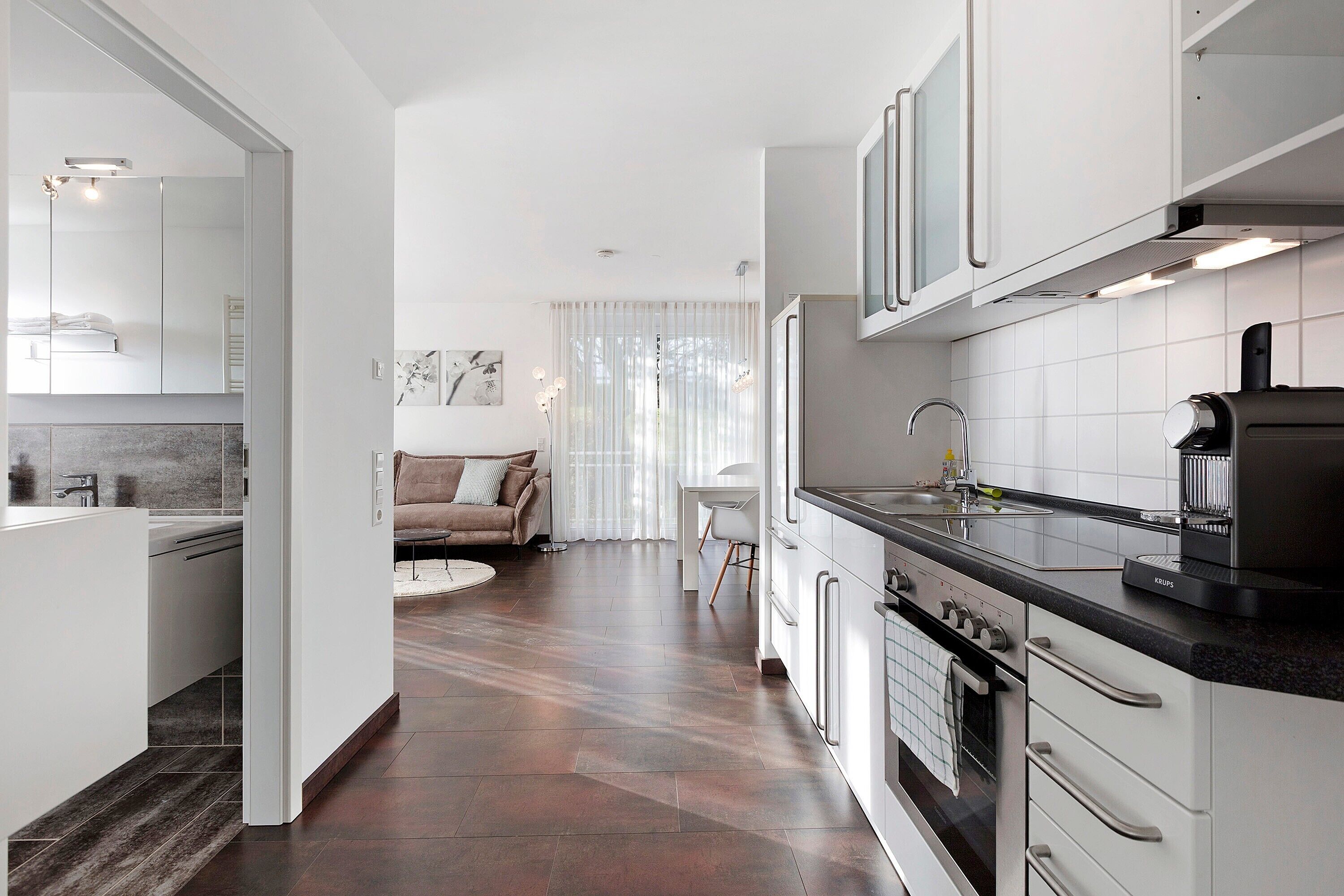 Køleskab, ovn, kogeplade, kaffe-/temaskine