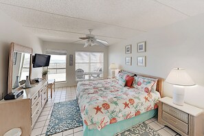 Tabla de planchar con plancha, internet y ropa de cama 