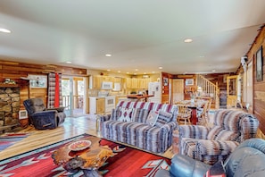 TV - Rustic Cabin w/ Decks & Hot Tub in Garden Valley! (Garden Valley)