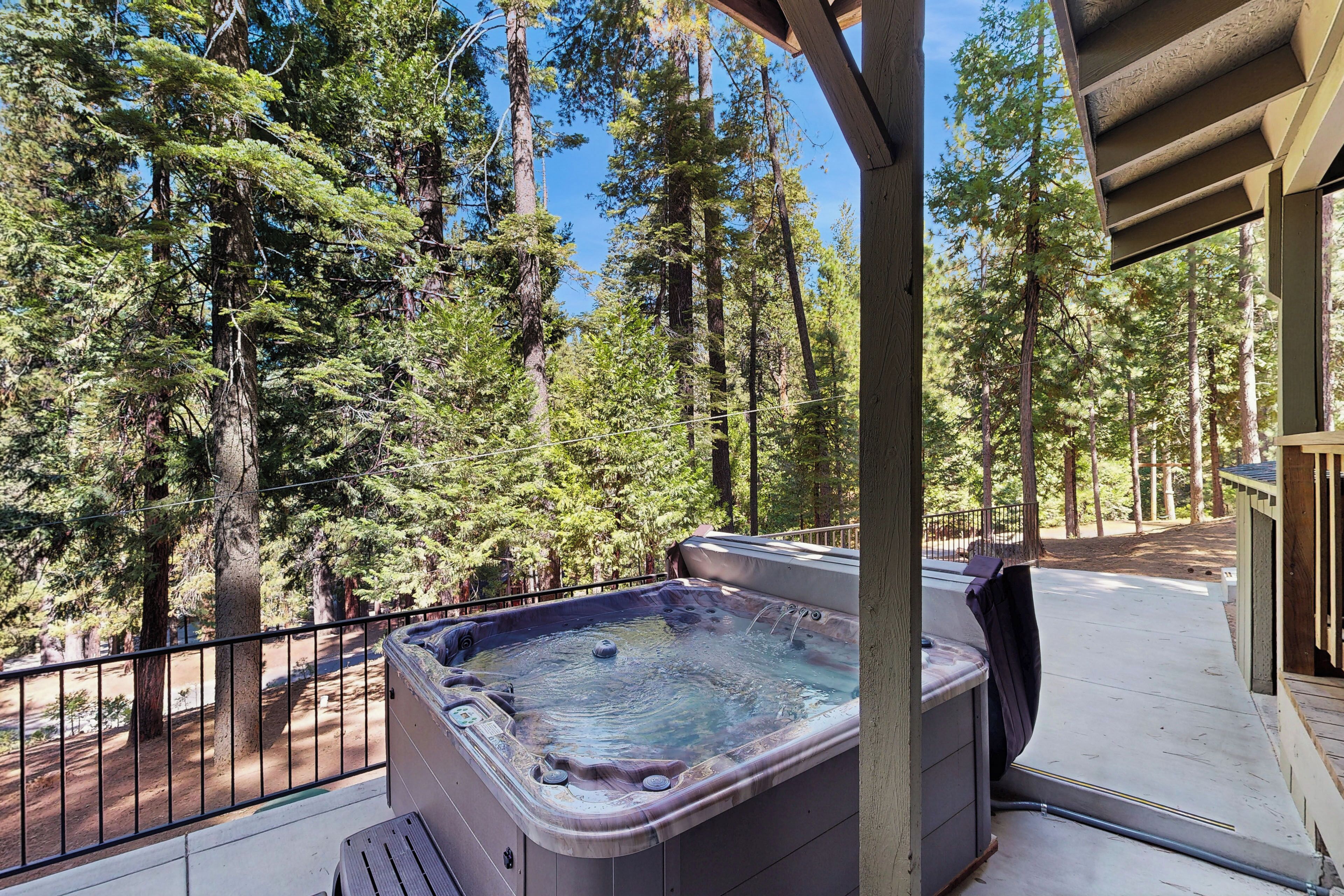 Un bain à remous sur une terrasse avec vue sur la forêt.