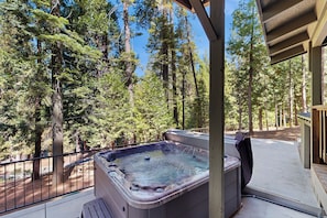 Terrace/patio - Hot Tub, Game Room & Home Gym: Serene Arnold Gem (Arnold)