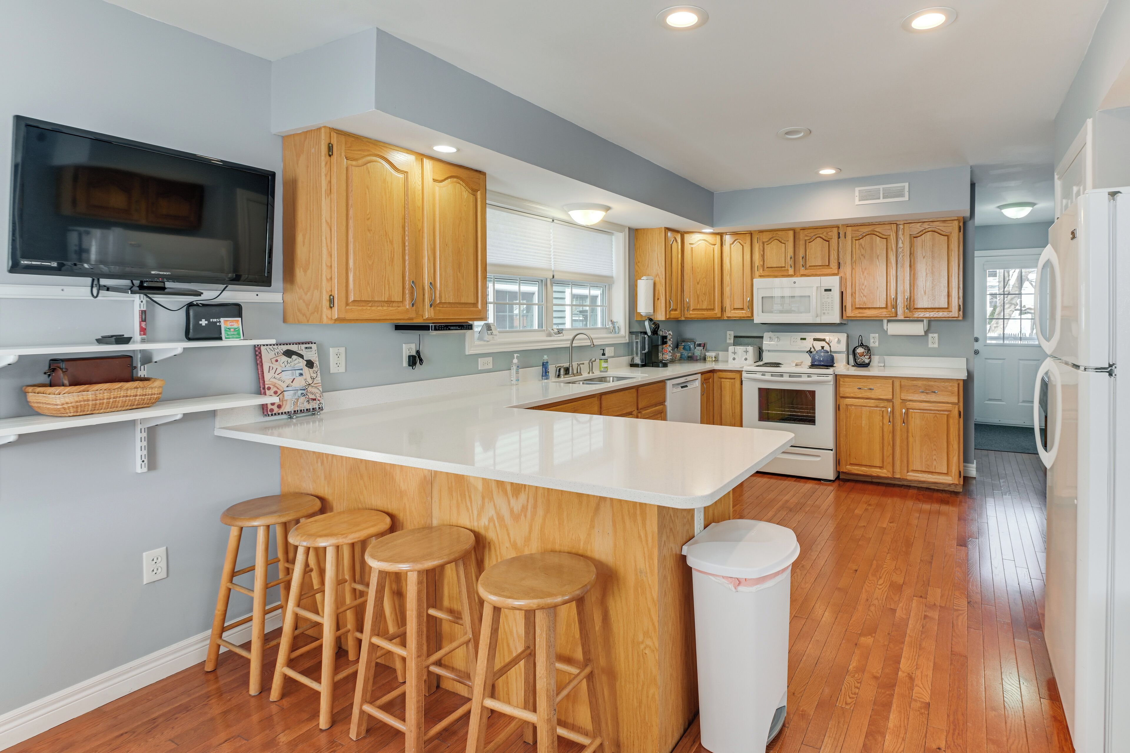 Geladeira, micro-ondas, cooktop, lava-louças