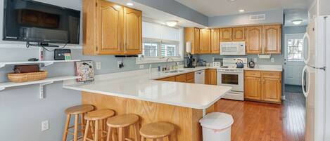 Fridge, microwave, stovetop, dishwasher