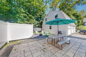 Outdoor dining - Shop, Dine, Unwind! Family Home in Dtwn Bar Harbor (Bar Harbor)