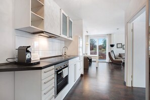Refrigerador, horno, placa de cocina, cafetera/tetera