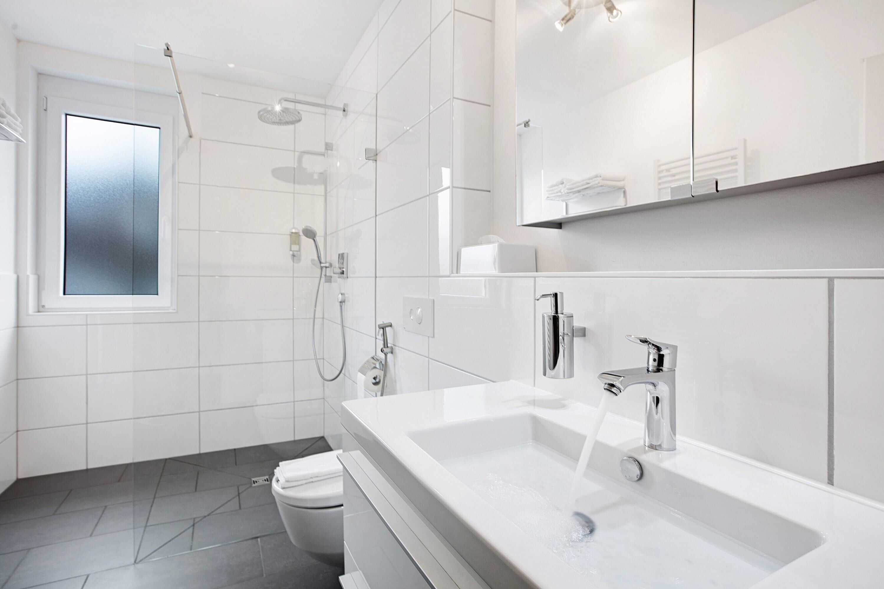Een douche, een haardroger, handdoeken