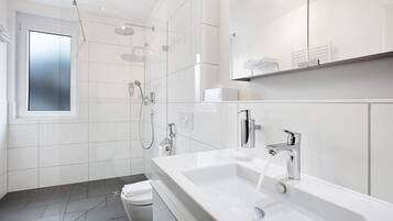 Een douche, een haardroger, handdoeken