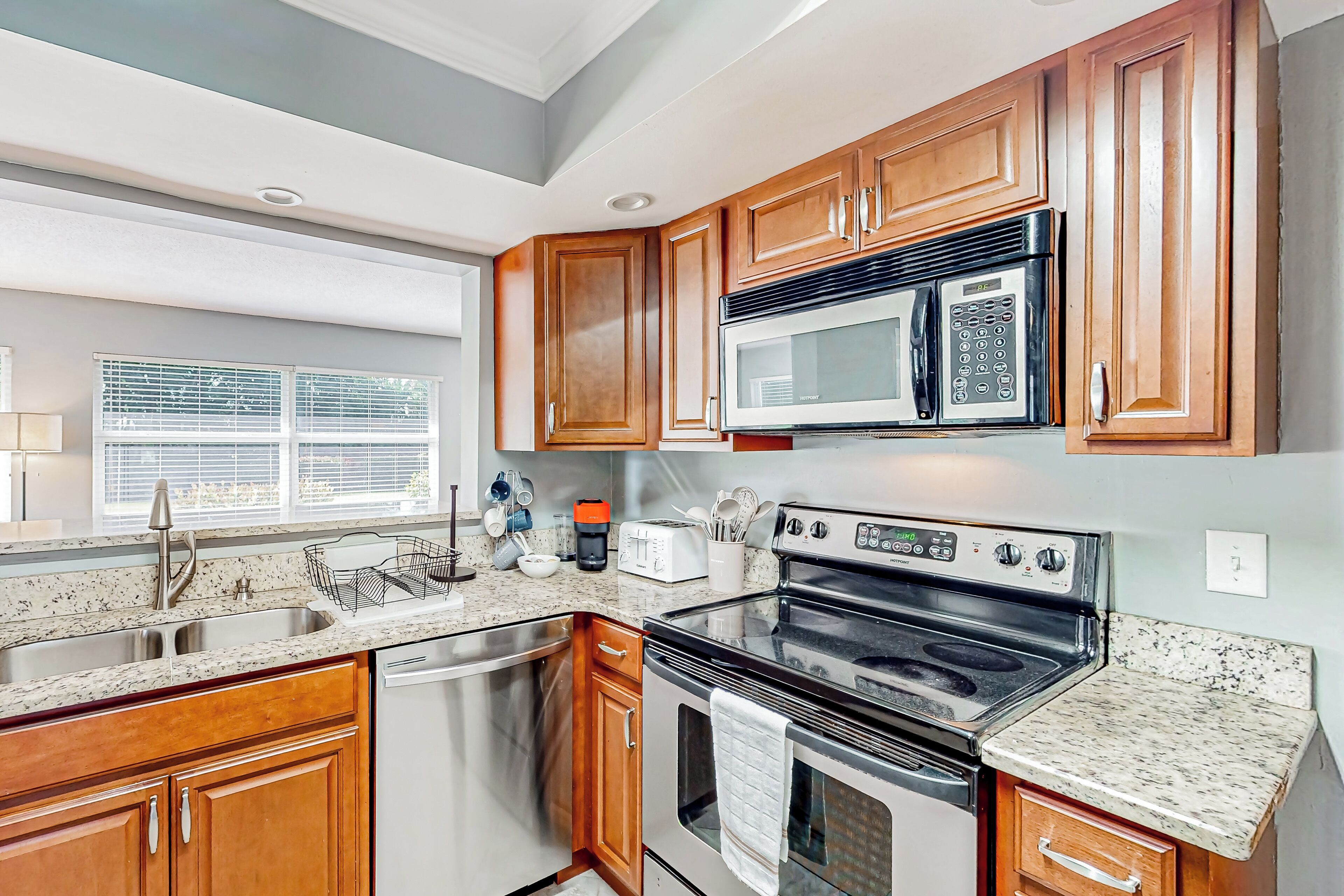 Fridge, microwave, stovetop, dishwasher